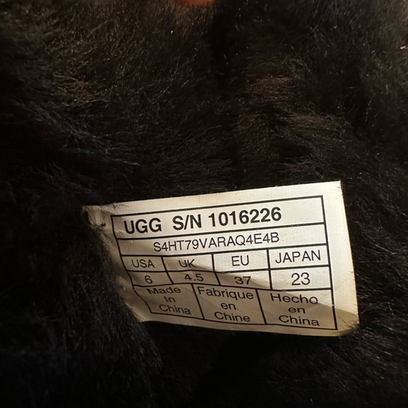 UGG Women’s Black Bailey Button II Short Boots Size 6 Genuine Shearling Fur - Picture 7 of 7